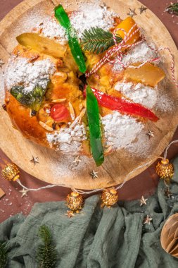 Geleneksel Bolo Rei ya da Kings Cake üzerine renkli şekerli meyveler ve pudra şekeri, sıcak tatil süslemeleri ve ışıklarının arasında tahta bir tahtaya kurulmuş. Portekiz 'de, Karnaval' da ya da Mardi Gras 'da geleneksel Noel' dir. Üst görünüm