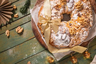 Bolo Rainha, badem, fındık, kuru meyve, kuru üzüm ve pudra şekeriyle süslenmiş bir kutlama pastası. Noel ve yeni yıl gibi şenlikli durumlar için mükemmel. Üst görünüm