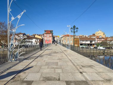 Roma İmparatoru Trajan 'ın Tamega Nehri' nin karşısındaki köprüsünün yanındaki nehrin sol kıyısındaki resim gibi eski binalar. Roma İmparatoru Trajan 'ın Tamega Nehri' ni geçen köprüsünün üzerinden geçeceğiz..