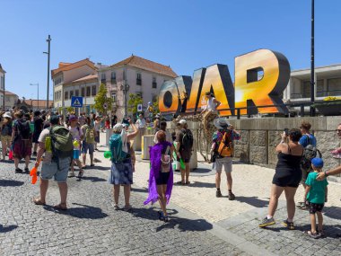 Ovar, Portekiz - 28 Temmuz 2024: Çeşitli uluslardan hokkabazlar sokaklarda çalışıyor