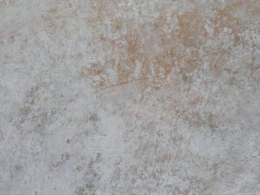 Hafif sıcak tonlara sahip açık gri desenli bir yüzey ve somut bir görünüş ürün sergileri için çok yönlü ve modern bir zemin sunuyor.