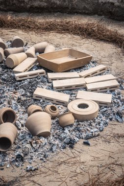 AMARANTE, PORTUGAL - CIRCA APRIL 2022: Portekiz 'in Amarante kentindeki Gondar' ın pişirme işlemi sırasında şenlik ateşinin hazırlanması.