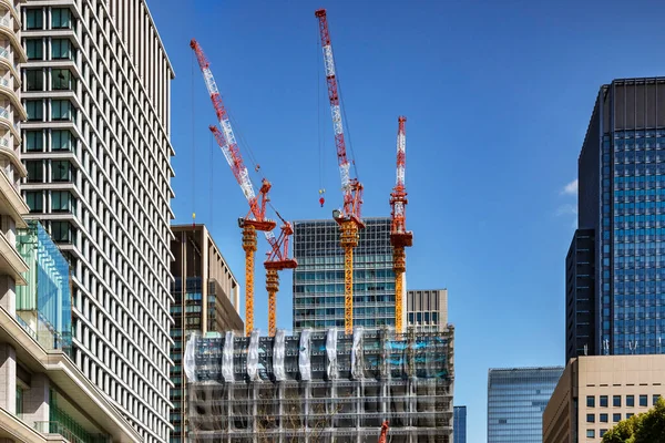 2019年3月21日 日本东京 起重机在市中心的一座新塔楼上施工 蓝天晴朗 — 图库照片
