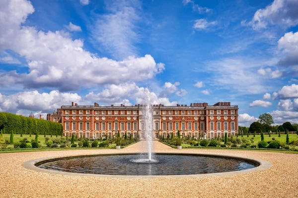 2019年6月9日 里士满与英国伦敦泰晤士河畔 汉普顿宫的南部前线和枢密院花园 前皇家官邸位于西伦敦 — 图库照片