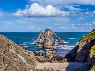 Bow Fiddle Rock, Portknockie 'de bir deniz yığını, Moray Firth, Moray, İskoçya.