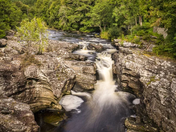 モリストン川のインバーモリストン滝 ロッチネス ハイランド地方 スコットランドの側 ロイヤリティフリーのストック画像