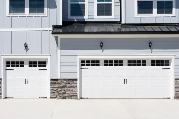 Garage Door Residential Suburban House — Stock Photo, Image