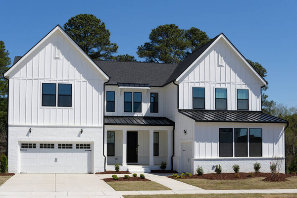 Новый большой пригородный дом