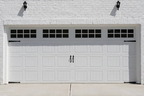 Garage Door Residential Suburban House — Stock Photo, Image