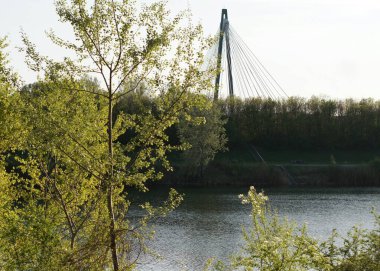 Nehrin üzerindeki köprü.