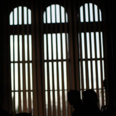 Modern iç mekanda bulanık pencere