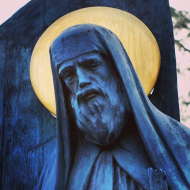 Şehir görünümünde heykel.