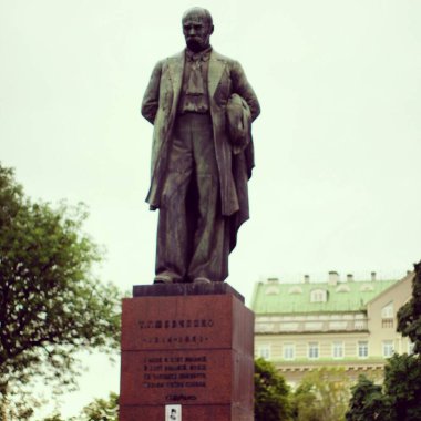 Şehir manzarasında heykel. Kyiv, Ukrayna