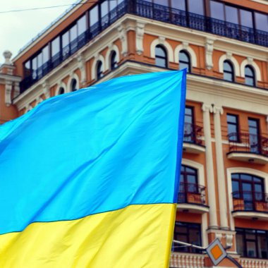 Şehir sokaklarındaki Ukrayna bayrağı. Kyiv, Ukrayna