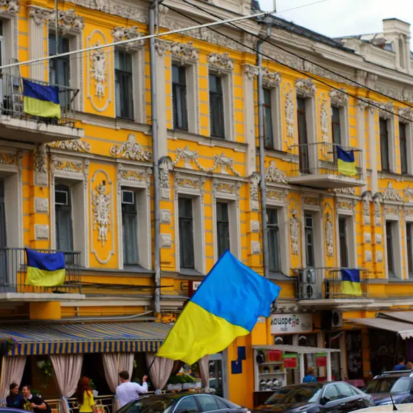 Şehir sokaklarındaki Ukrayna bayrağı. Kyiv, Ukrayna