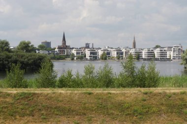 Gölün etrafındaki binalar. Dortmund. Almanya