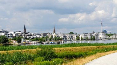 Şehir gölü çevresindeki binalar. Dortmund. Almanya