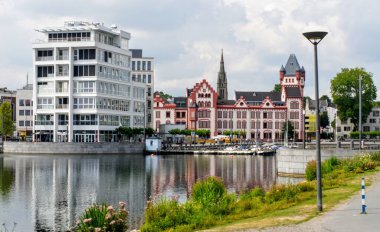 Şehir gölü çevresindeki binalar. Dortmund. Almanya