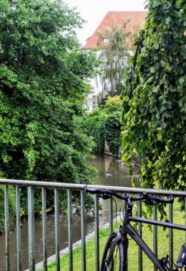 Nehir ve bisikleti olan bir köprü manzarası