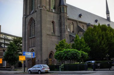 Şehirdeki eski kilise. Enschede, Hollanda