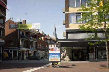 Hengelo şehir caddesinin manzarası. Hollanda 'da..