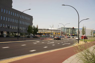 Hollanda 'nın Hengelo kentindeki modern yapı ve tren istasyonu