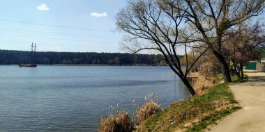 Nehir ve gölü olan güzel bir manzara.