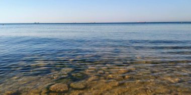 Mavi gökyüzü ile güzel deniz kıyısı