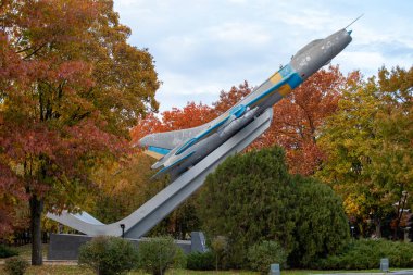 Cherkasy, Ukrayna - 20 Ekim 2022 Sukhoi Su-7, 1955 yılında Sovyetler Birliği tarafından geliştirilen bir süpersonik savaş uçağıdır. Bir anıt olarak Çerkasya 'da kaldı.