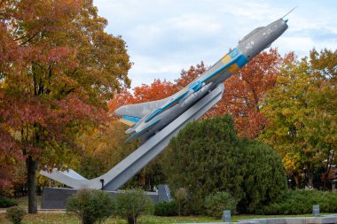 Cherkasy, Ukrayna - 20 Ekim 2022 Sukhoi Su-7, 1955 yılında Sovyetler Birliği tarafından geliştirilen bir süpersonik savaş uçağıdır. Bir anıt olarak Çerkasya 'da kaldı.