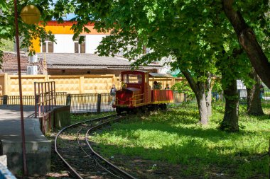 Kropyvnytskyi, Ukrayna - 5 Mayıs 2023: Şehir parkındaki çocuk demiryolları için eski Sovyet treni