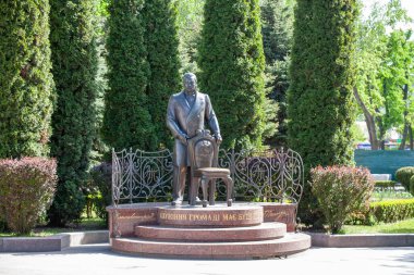 Kropyvnytskyi, Ukrayna - 3 Mayıs 2023: Kropyvnytskyi İl Meclisi binasının önündeki merkez meydanda Oleksandr Pashutin anıtı.