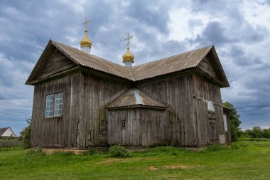 Vechirky, Poltava Oblastı, Ukrayna - 14 Ağustos 2023: Vechirky köyündeki eski ahşap kilise