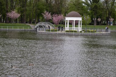 Kremenchuk, Ukrayna - 21 Nisan 20124: Central City Garden 'da beyaz kubbe 