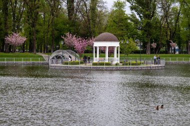 Kremenchuk, Ukrayna - 21 Nisan 20124: Central City Garden 'da beyaz kubbe 