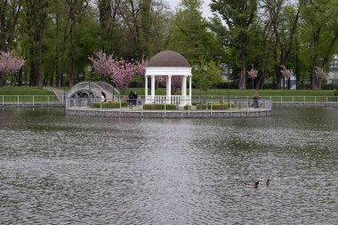 Kremenchuk, Ukrayna - 21 Nisan 20124: Central City Garden 'da beyaz kubbe 