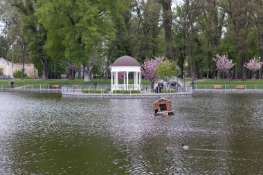 Kremenchuk, Ukrayna - 21 Nisan 20124: Central City Garden 'da beyaz kubbe 