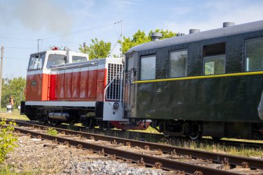 Haivoron, Ukrayna - 18 Mayıs 2024: Dar ölçü lokomotifi TU7A - 3108 yolcu treni Haivoron tren istasyonunda