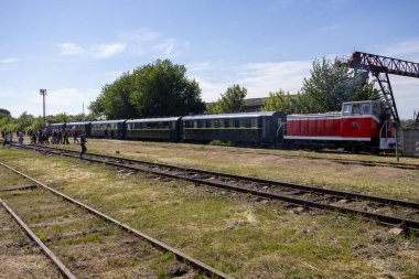Haivoron, Ukrayna - 18 Mayıs 2024: Dar ölçü lokomotifi TU7A - 3108 yolcu treni Haivoron tren istasyonunda