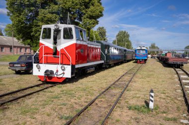 Haivoron, Ukrayna - 18 Mayıs 2024: Dar ölçü lokomotifi TU7A - 3108 yolcu treni Haivoron tren istasyonunda