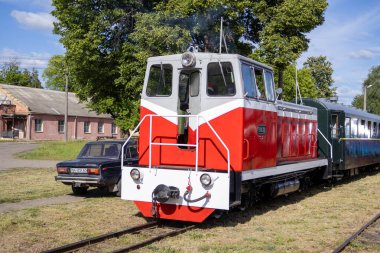 Haivoron, Ukrayna - 18 Mayıs 2024: Dar ölçü lokomotifi TU7A - 3108 yolcu treni Haivoron tren istasyonunda