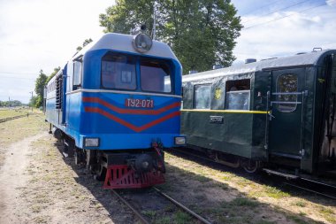 Haivoron, Ukrayna - 10 Mayıs 2021: Haivoron tren istasyonunda yolcu treniyle dar ölçü lokomotifi TU2