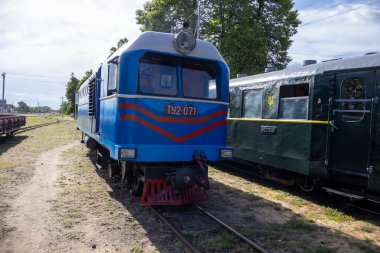 Haivoron, Ukrayna - 10 Mayıs 2021: Haivoron tren istasyonunda yolcu treniyle dar ölçü lokomotifi TU2