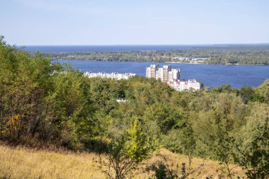 Cherkasy bölgesindeki Kaniv şehrinin tepesinden görüntü. Kaniv şehrinin panoraması.