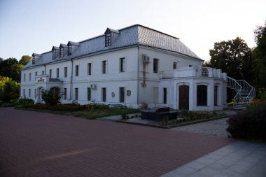 Kaniv, Ukrayna - Ağustos 2024; Şehir merkezindeki eski bina