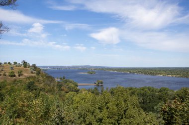 Yazın Dnipro Nehri manzarası, Kaniv, Ukrayna, Tarasova Tepesi (Chernecha Hora)