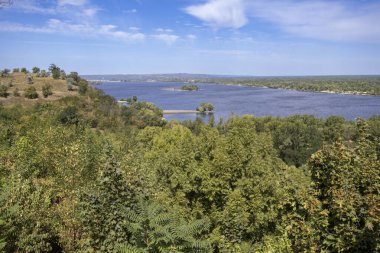 Yazın Dnipro Nehri manzarası, Kaniv, Ukrayna, Tarasova Tepesi (Chernecha Hora)
