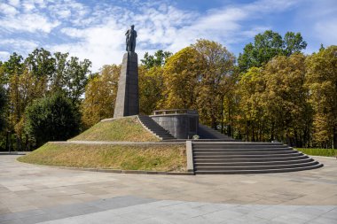 Kaniv, Ukrayna - 1 Eylül 2024: Taras Shevchenko Anıtı Taras Tepesi veya Kaniv, Ukrayna 'da Chernecha Hora 