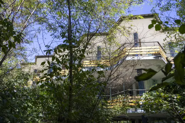 Kaniv, Ukrayna - 1 Eylül 2024: Terk edilmiş otel 