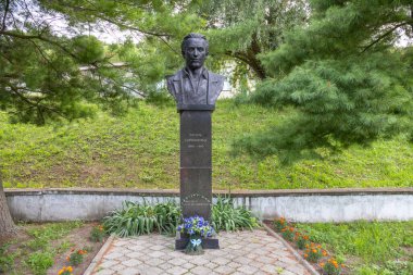 Biivtsi, Poltava Oblastı, Ukrayna - 9 Ağustos 2023: Ünlü Ukraynalı şair Vasyl Symonenko anıtı